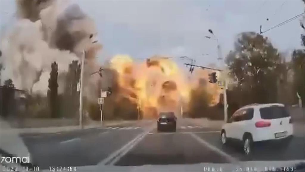 烏克蘭遭84飛彈狂轟釀14死　民眾開車驚見超大火球嚇到呆住