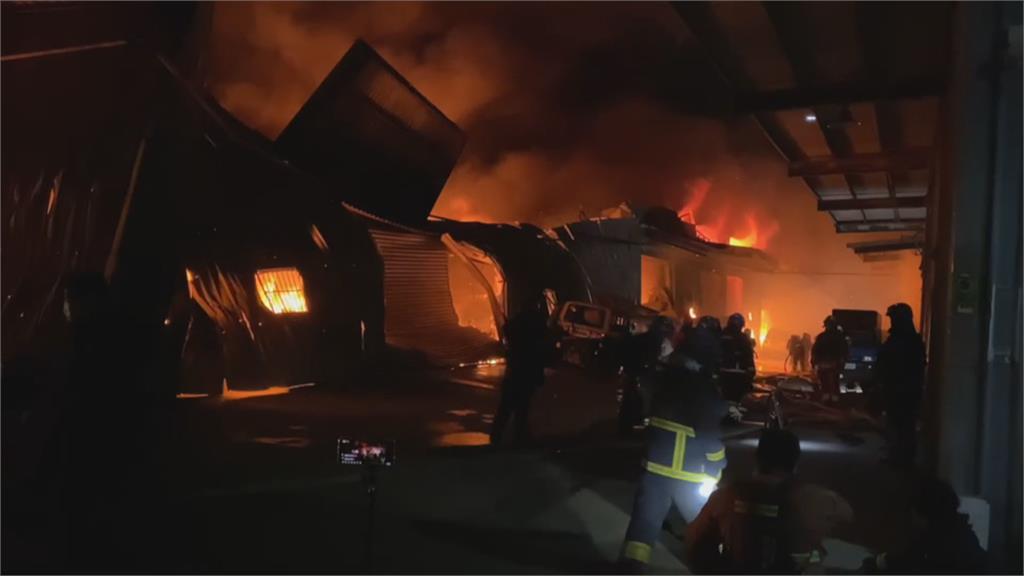 八里工廠大火 8間鐵皮屋燃燒　1警消臉、手部灼傷送醫