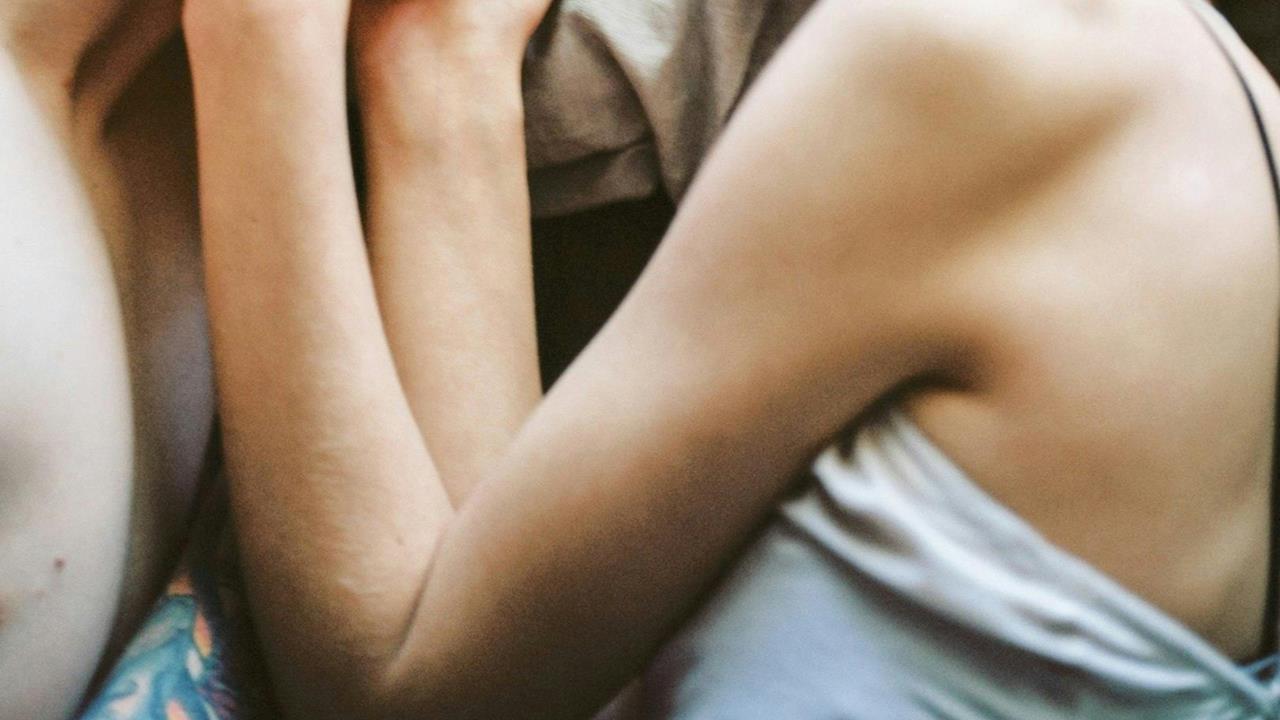 想跟25歲嫩妻「享受獨處時光」！自私爸「下藥迷昏女兒」意外殺人奪命