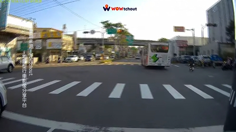 不甩公車大執法？台中公車又闖紅燈　騎士險被撞怒檢舉