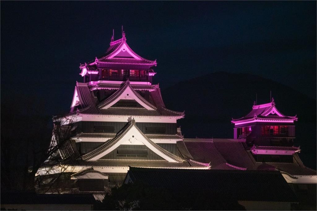 日本熊本城打上「彩帶高」色彩燈迎高雄府會訪團　「雙熊」尬舞超嗨