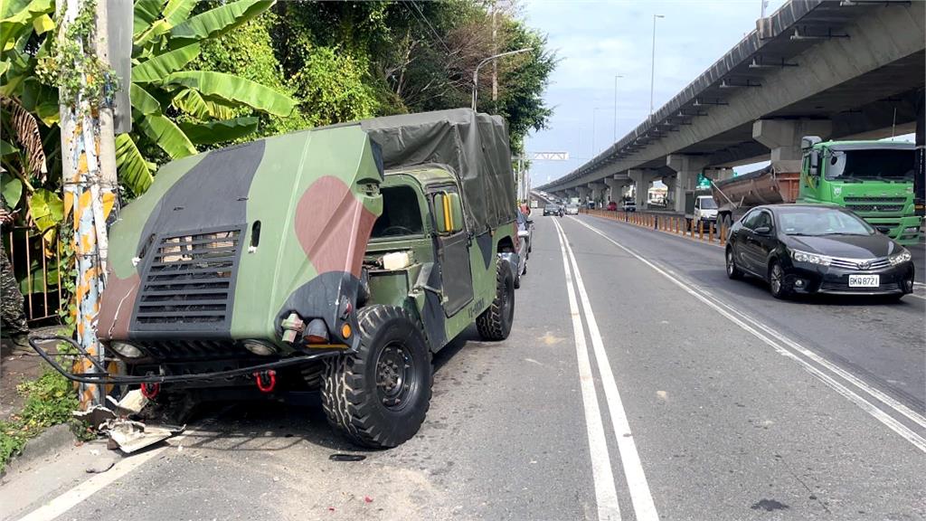 疑煞車失靈? 海軍陸戰隊悍馬撞電線桿