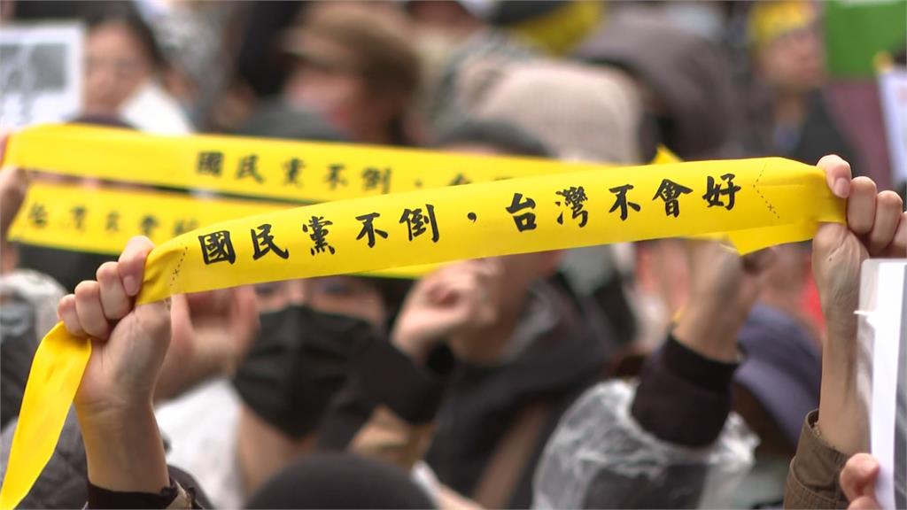 場外青鳥群情激憤欲闖立院！　高喊「停止開會、退回惡法」