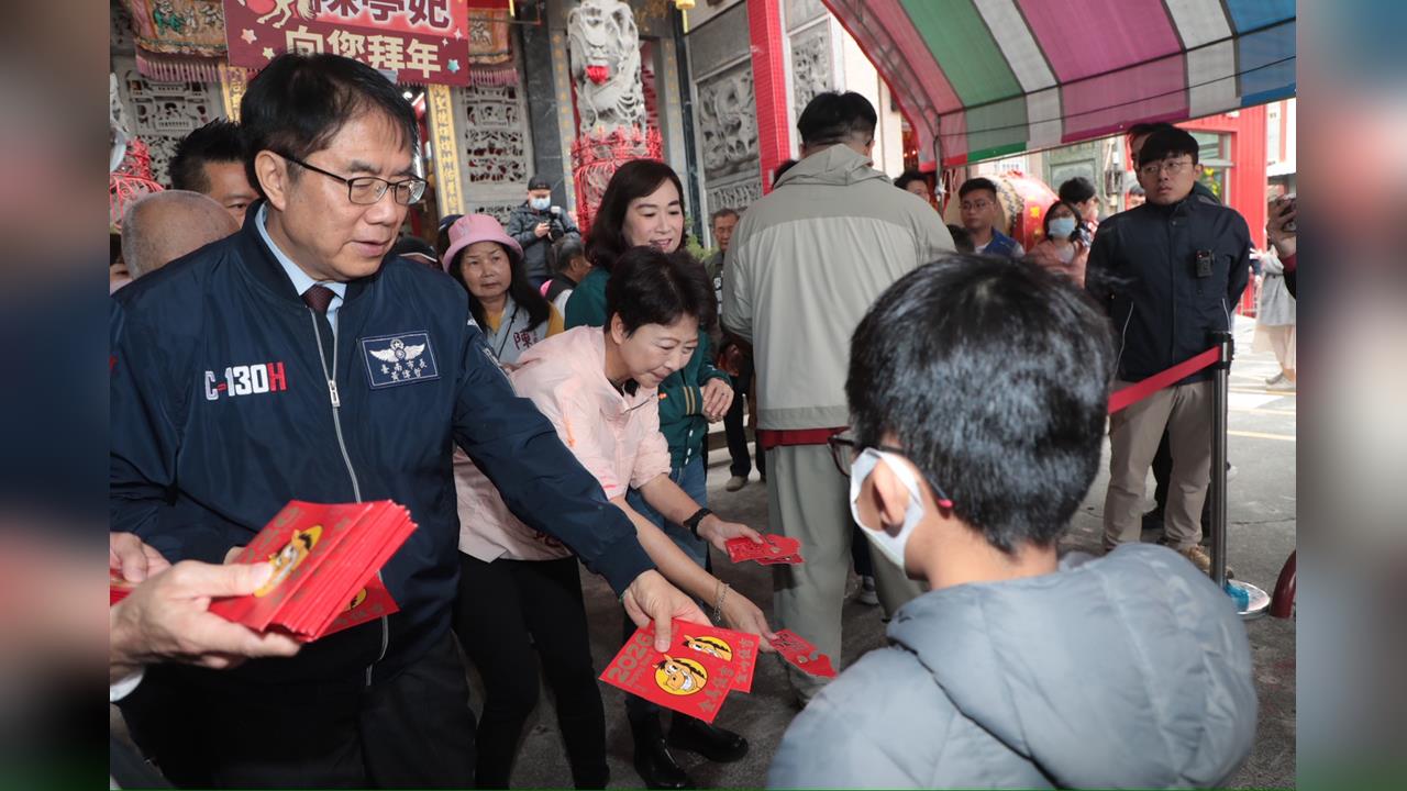 快新聞／廟埕擠爆！黃偉哲大年初一「走春」新化朝天宮　親發馬年紅包