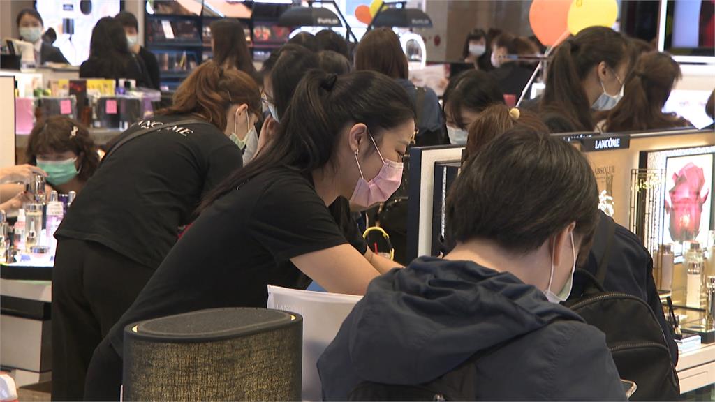 後疫情週年慶瘋什麼? 台商回台瘋高爾夫服飾.大鑽戒買氣旺