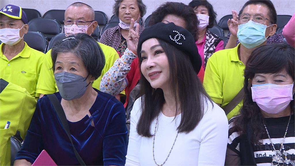 陳美鳳任一日店長  曝青春美麗秘訣