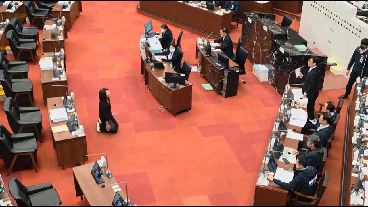 陳麗娜下跪抗議強拆澄清巷違建　陳其邁痛罵：非法關說