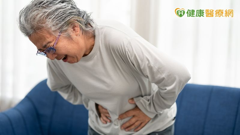 92歲嬤腹痛竟是肝腫瘤破裂　急診醫「第二支聽診器」救回
