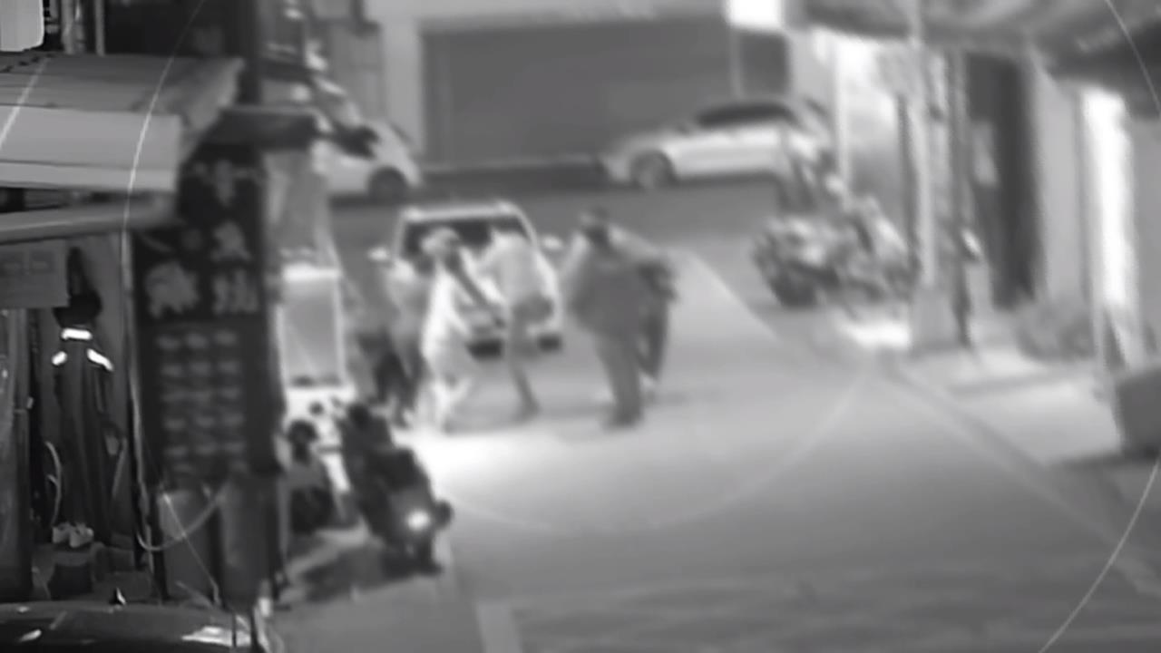 疑不滿講話太大聲! 小吃攤2派人馬爆全武行 警全數帶回