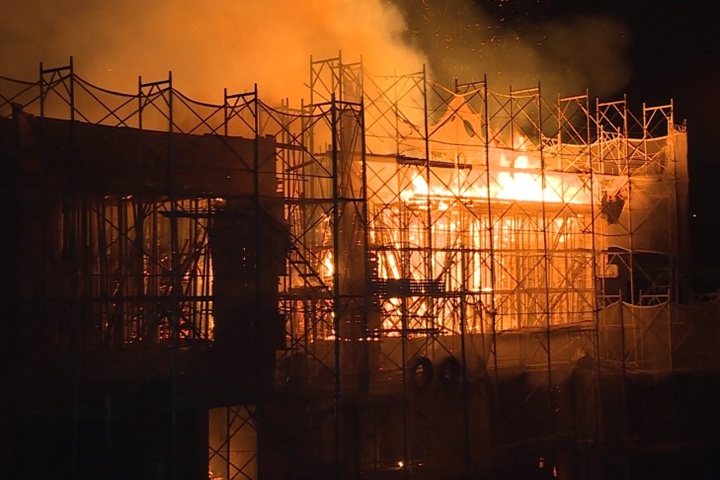 興建中大樓凌晨大火 幸無人員傷亡