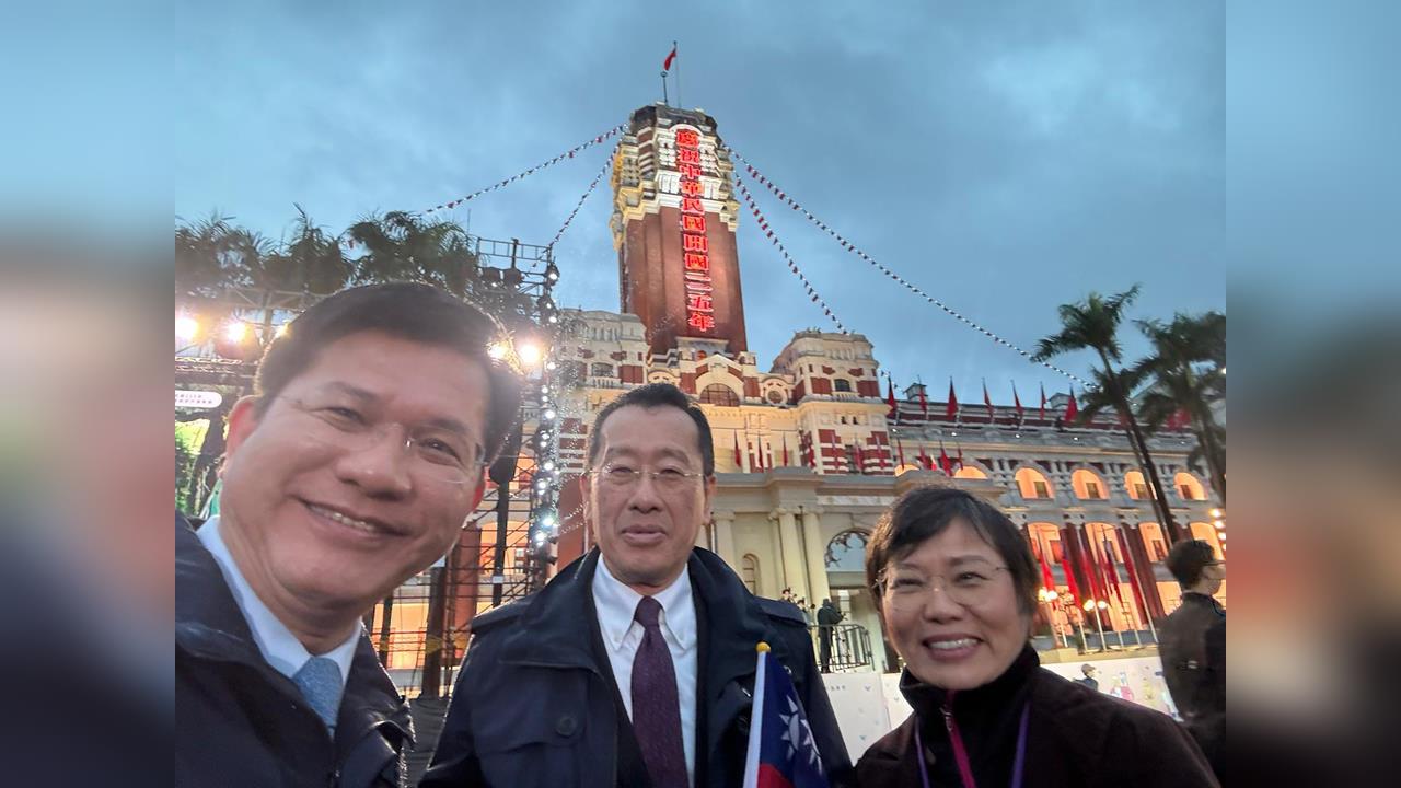 快新聞/靈魂攝手再現!林佳龍出席元旦升旗 與顧立雄、劉世芳開心自拍