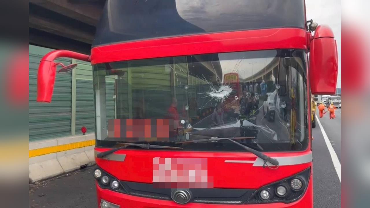 快新聞／驚悚！國1北上三重段噴鐵片「砸穿遊覽車擋風玻璃」駕駛命大僅輕傷