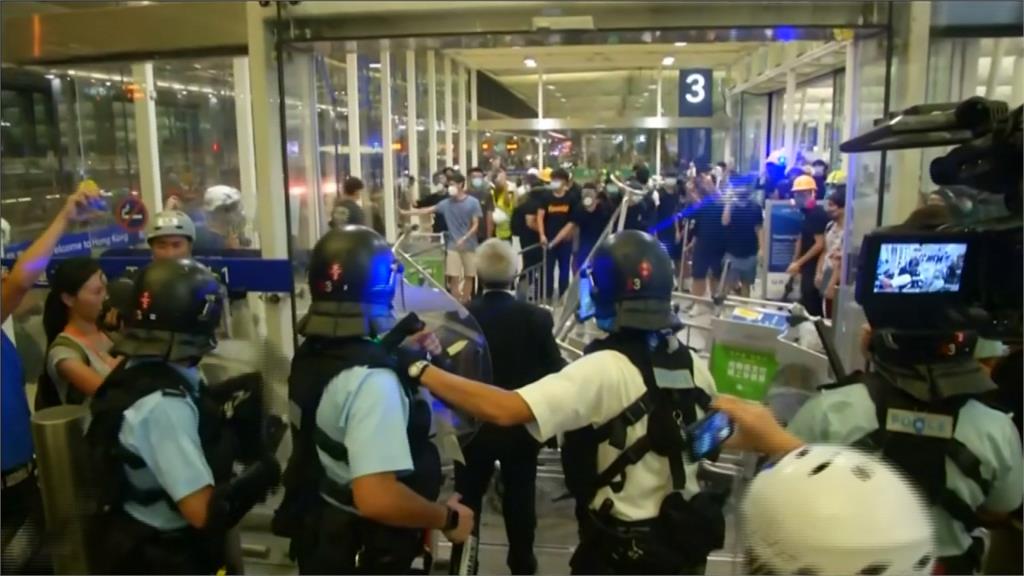 反送中／公安疑似闖入機場！香港機場抗爭爆發激烈衝突