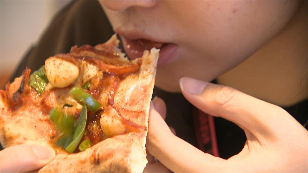 PIZZA也搶中秋商機！業者大搞創意推「腸兒奔月」披薩