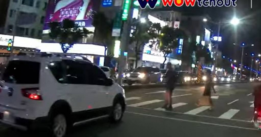 行人地獄又現!高雄白車右轉「無視斑馬線」撞倒老翁