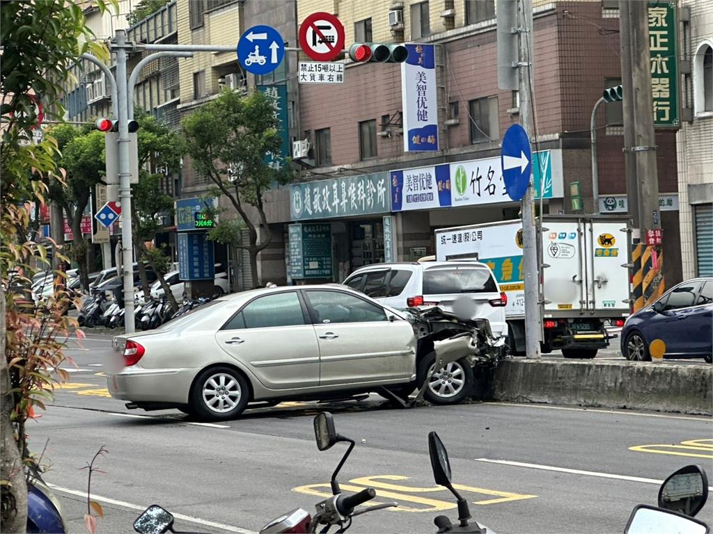 北大國小前嚴重車禍　目擊者還原現場！車速快到「只見車影」