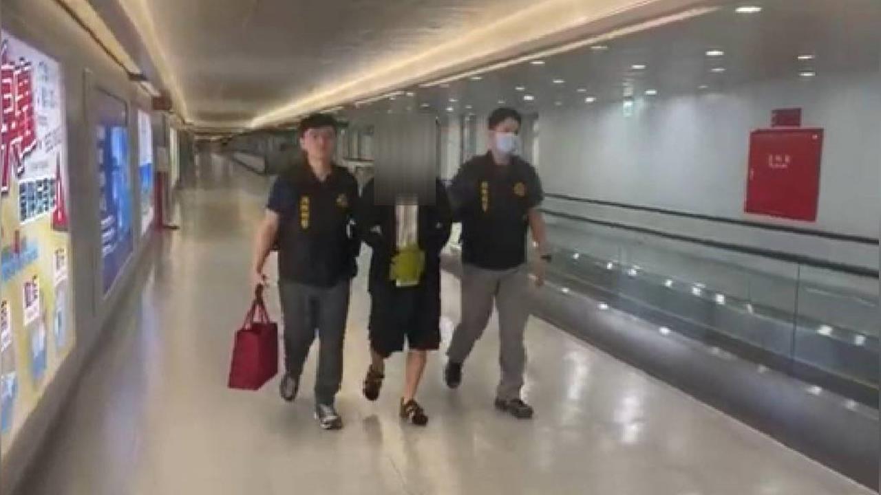 快新聞／殺人犯逃14年！躲藏柬埔寨被逮　押解回台畫面曝