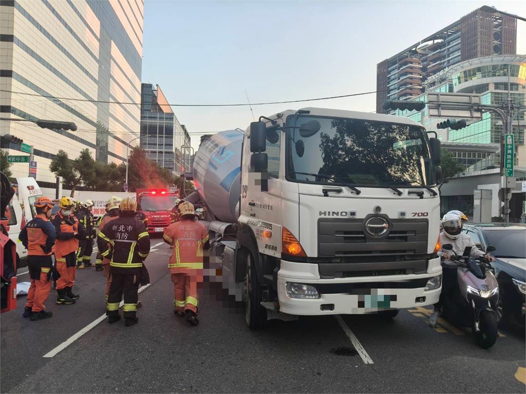 新店女騎士遭右轉水泥預拌車輾過 臟器外露當場死亡