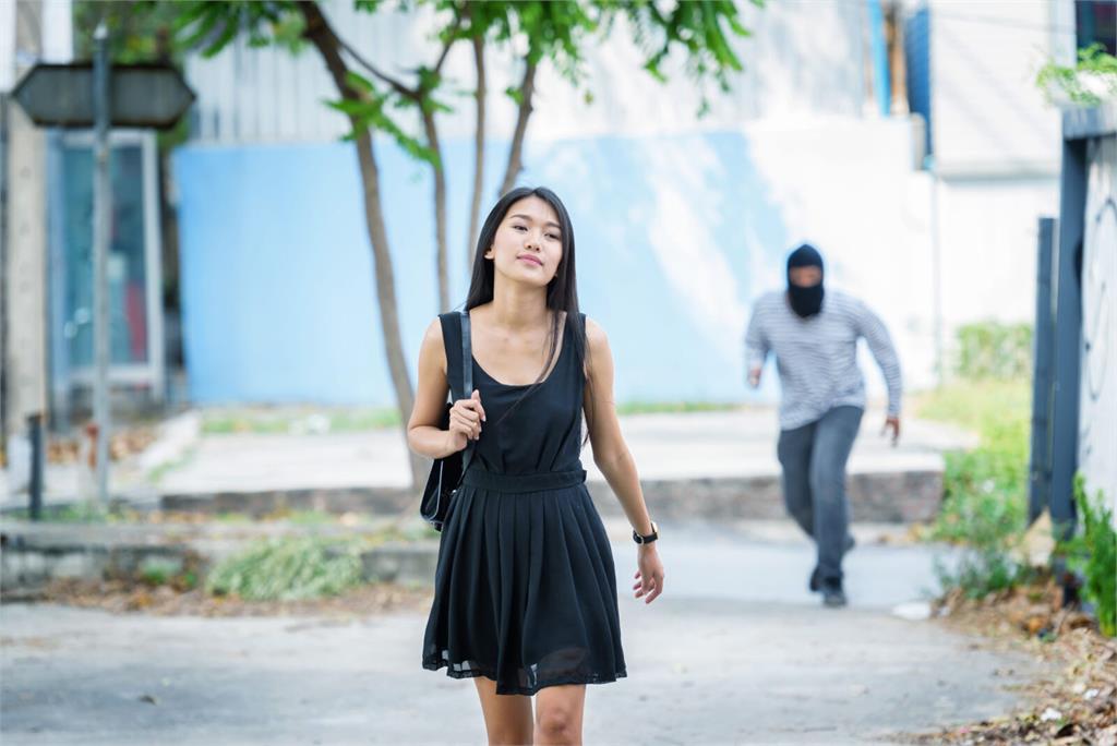 誰想當被跟蹤的懸疑劇女主角！五個大絕招教妳一秒甩開恐怖死纏