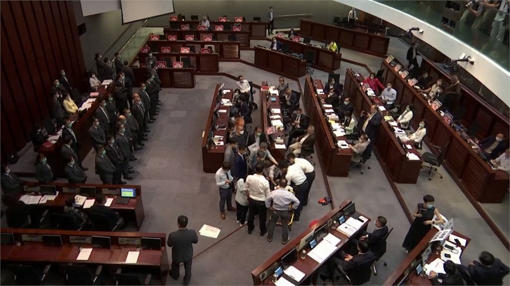 親中派議員強佔主席台引泛民派不滿！香港立法會爆發肢體衝突