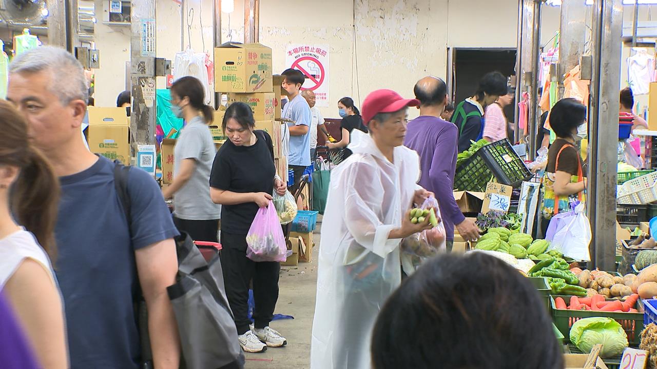防颱！市場菜價兩樣情　高麗菜顆70元、香菜1斤飆300元