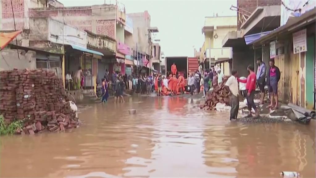 印度暴雨洪水氾濫、土石崩塌　巨石砸毀車輛9死2傷