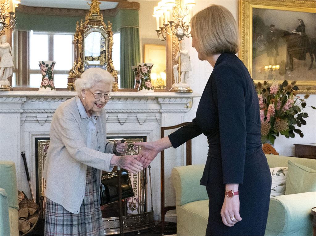 快新聞／英女王最後露面照曝！ 拄枴杖與新英相握手「手背紫色瘀青」