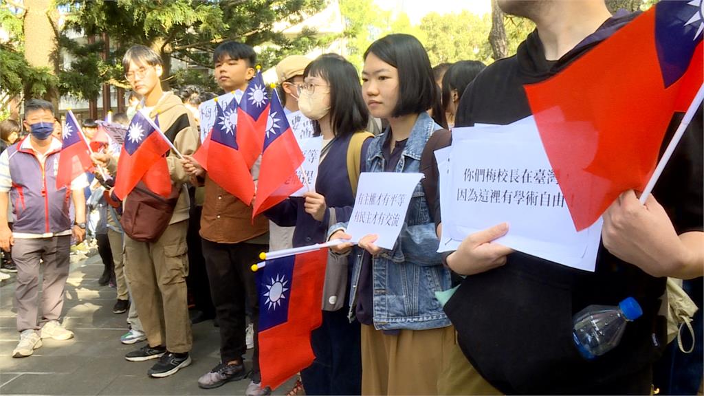 台灣生舉「八九六四」、「台灣獨立」 中生太尷尬?低頭快步進室內