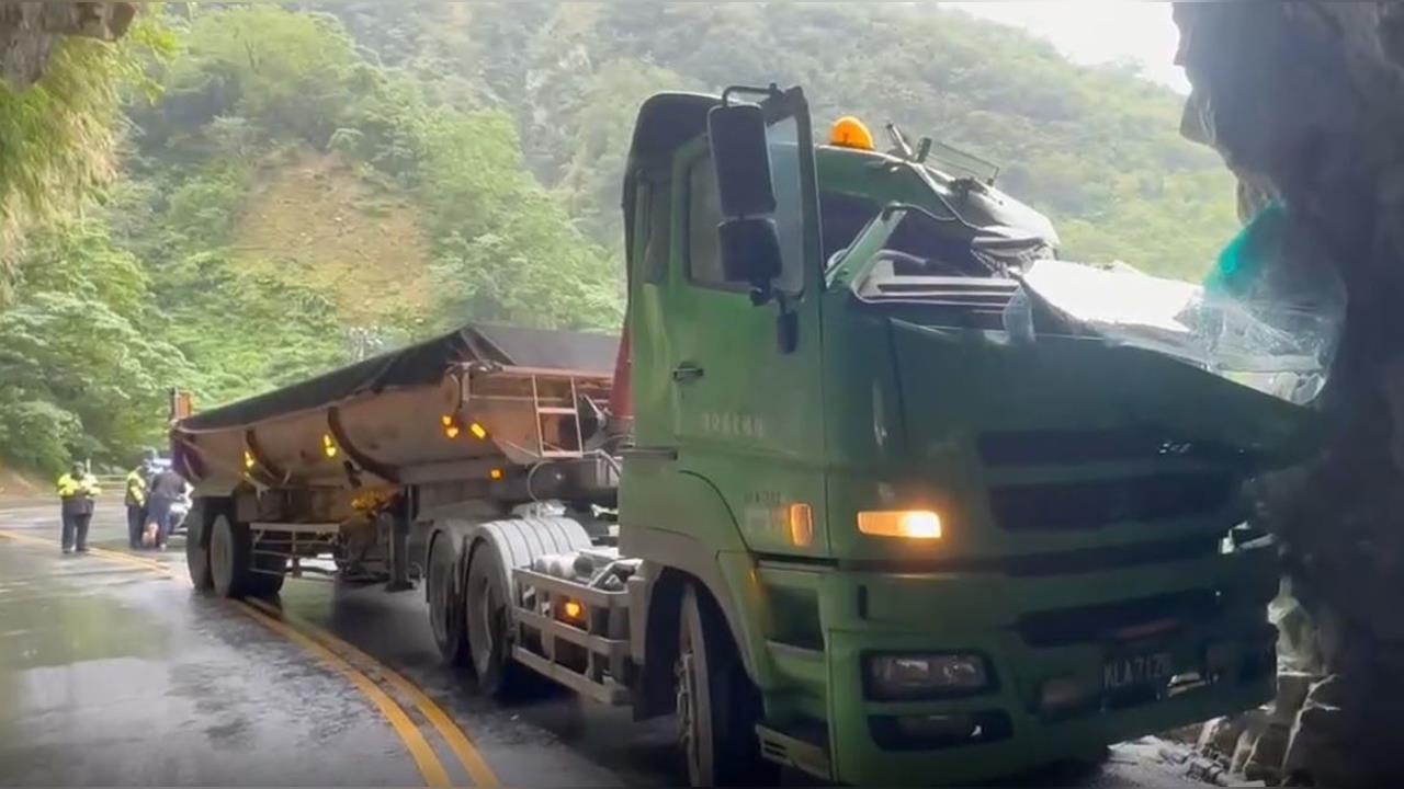 天雨路滑?車速過快? 曳引車自撞山壁 險墜20公尺深山谷