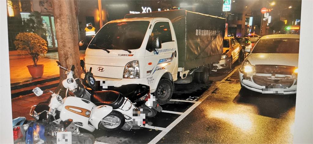 快新聞／新北永和汽車爆衝撞一團 12輛汽機車毀損 21歲男送醫救治