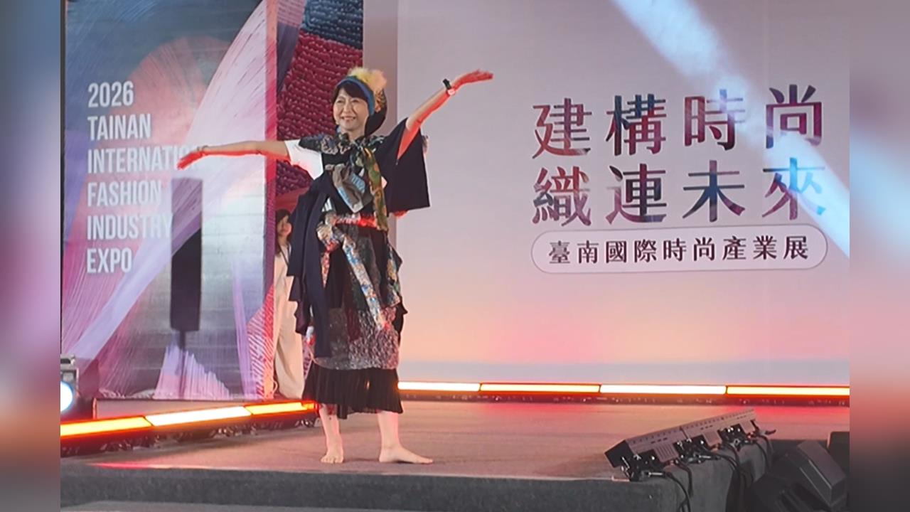 國際時尚產業展！　陳亭妃穿「廟宇錦繡」服裝走秀