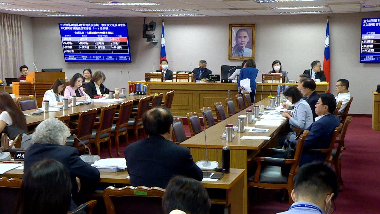 藍白推"停砍年改所得替代率" 綠憂退撫基金重回破產