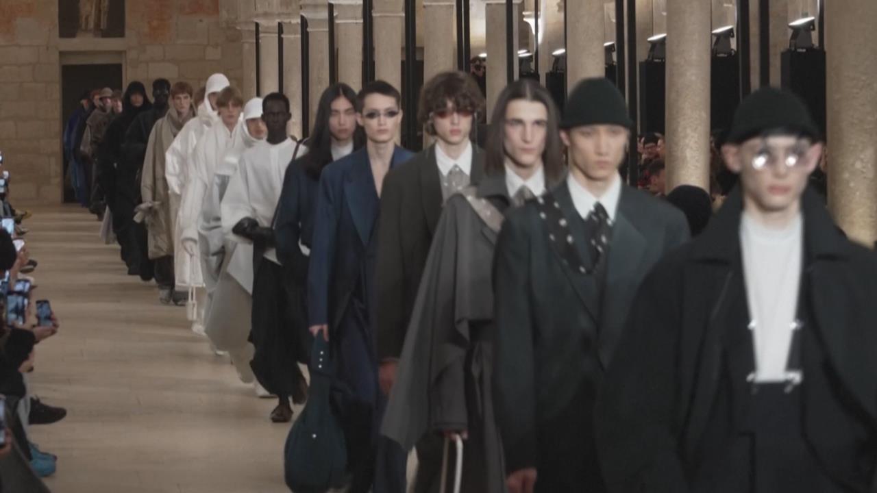 三宅一生２０２６秋冬時裝秀登場　視覺饗宴打破傳統定義「正式感」