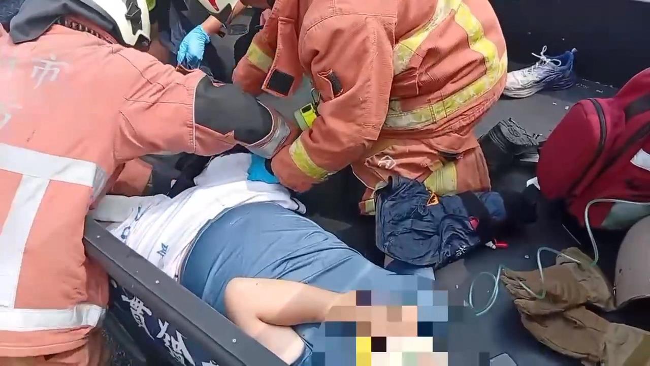 離奇車禍！竹市小貨車突迴轉　騎士猛撞「噴飛躺進車斗」