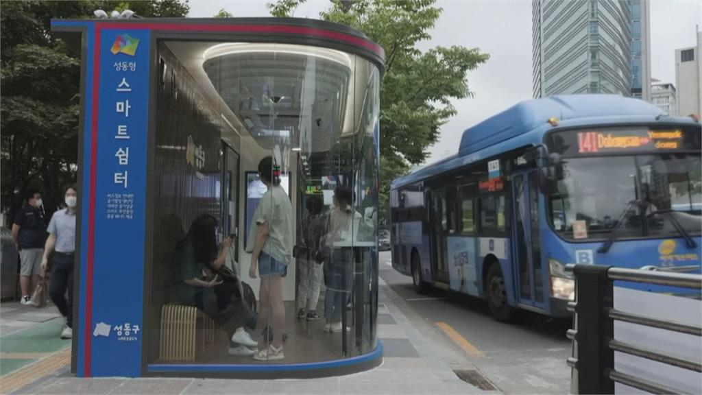 南韓防堵疫情再失速 防疫巴士站上車前先量體溫
