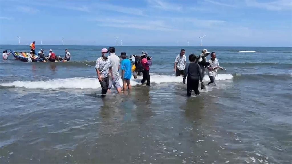 傳承「牽罟」捕魚技藝！　後龍民眾不怕艷陽搶體驗