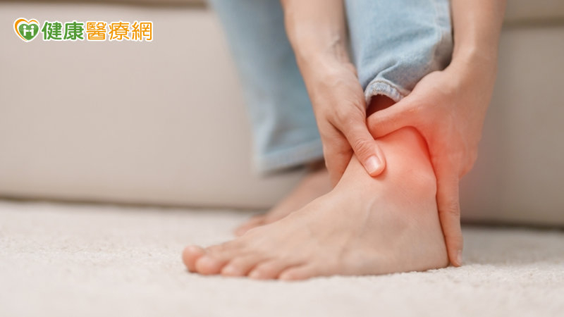 腳踝痛寸步難行竟是末期踝關節炎　醫建議「這樣做」重拾行動力