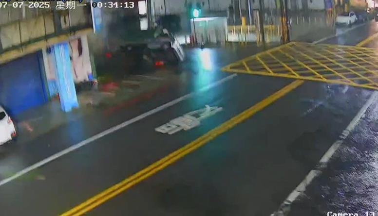 丹娜絲挾強風豪雨!雲林貨車被吹翻 路樹倒塌扯斷電桿