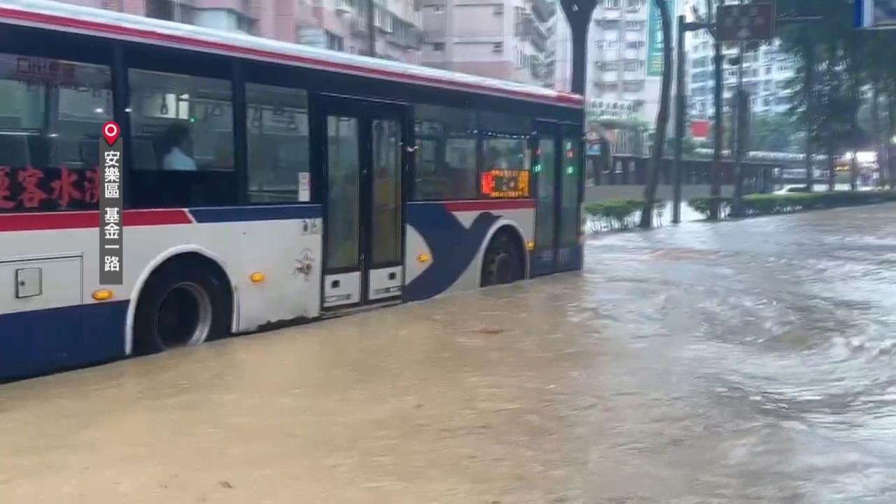 豪雨炸基隆！基金一路成泥河　大武崙溪暴漲溢堤