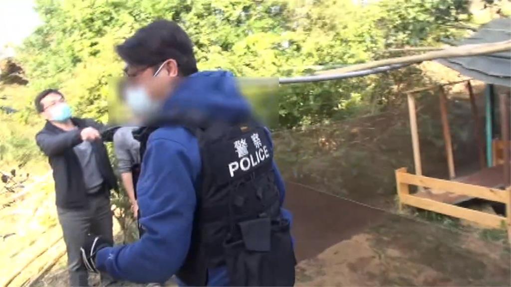 警抓毒販破門驚見男嬰！　下秒充當保母幫泡奶安撫