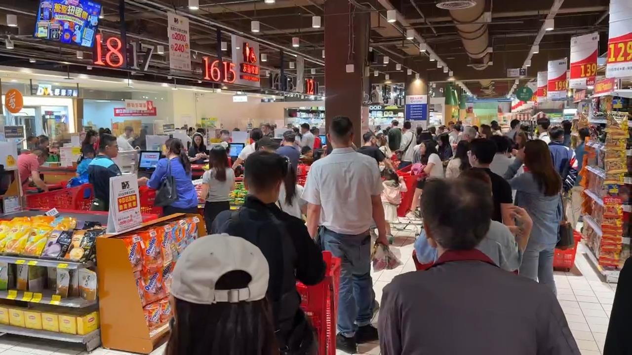 颱風逼近掀囤糧潮！　賣場結帳排隊50米　青菜貨架全掃空