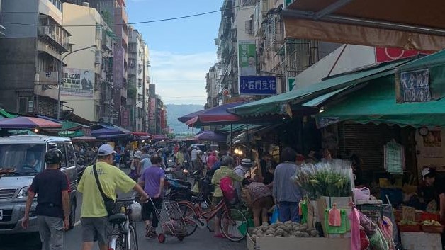 沒在怕！濱江市場一早「像跨年」　警早30分出現店家怨：提早來幹嘛？