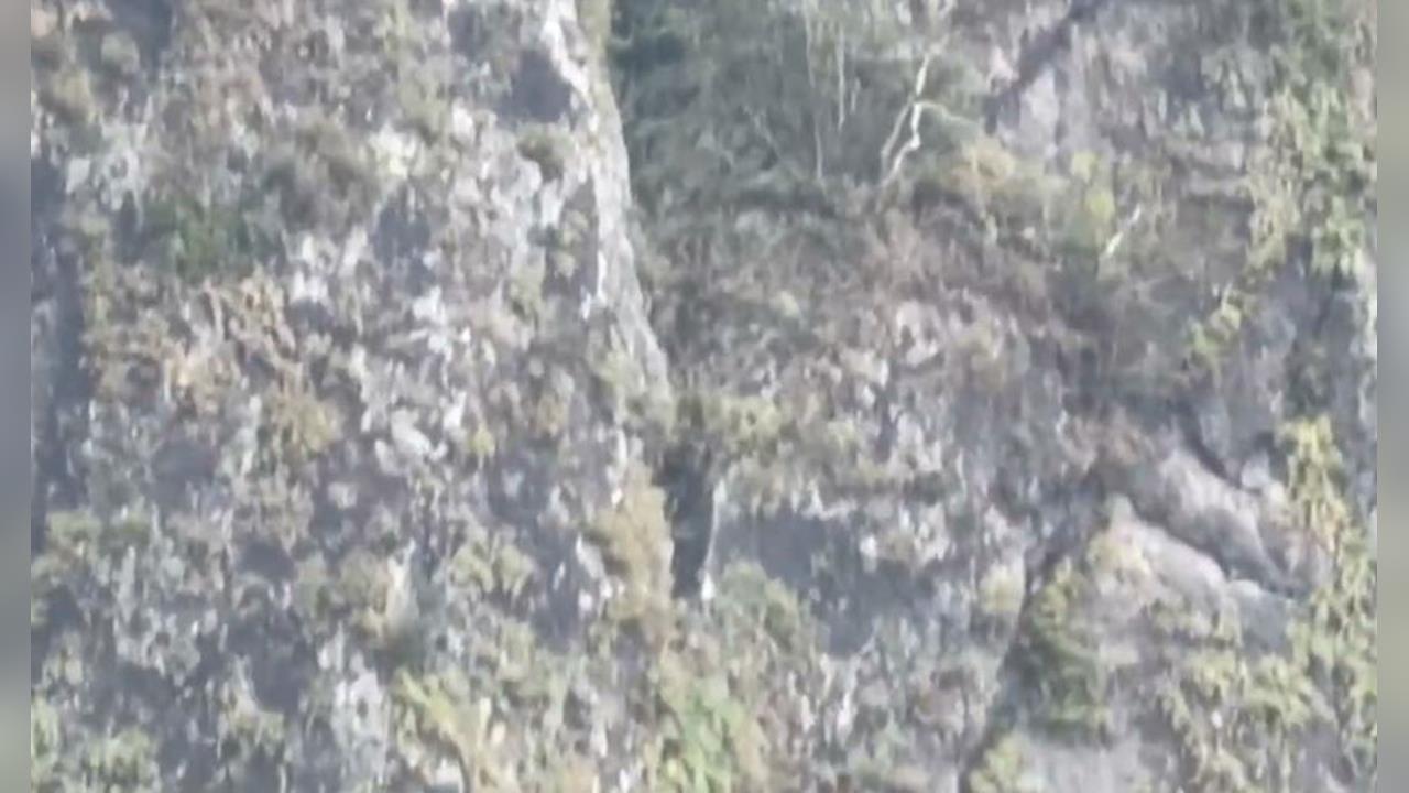 澳洲女婿負氣爬山卡峭壁隙縫 看到空拍機吹薩克斯風回應
