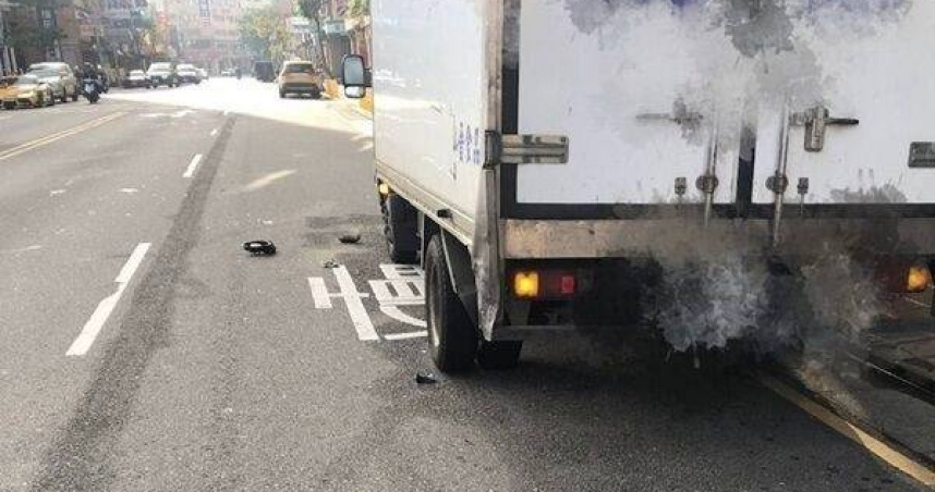 右側超車變追逃!白色小客車撞貨車後竟留零件現場落跑