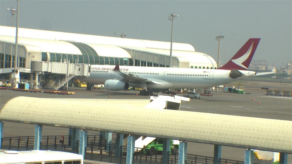 港龍飛機引擎冒煙 安全返抵小港機場
