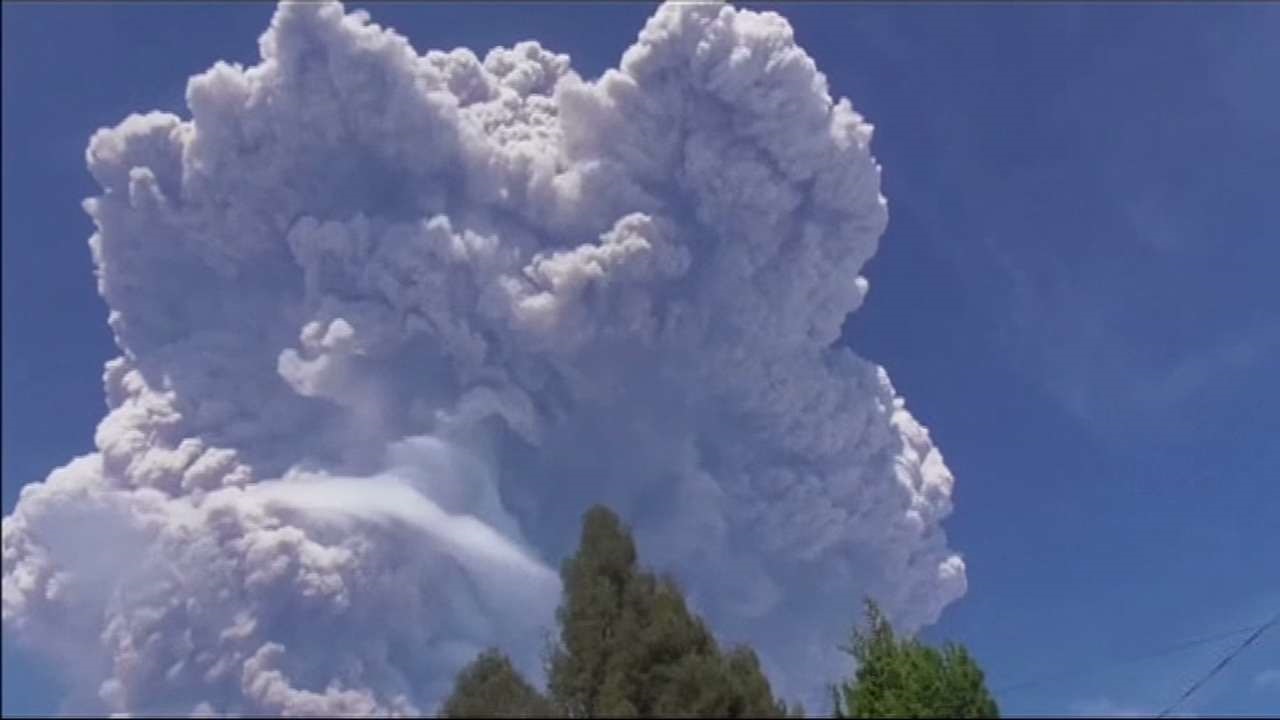 印尼蘇門答臘島火山噴發 火山灰竄5千米高空