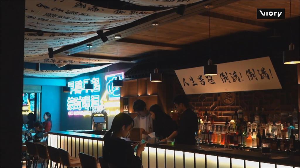 中國「玄學酒吧」吸引年輕人　買醉還能算命卜卦