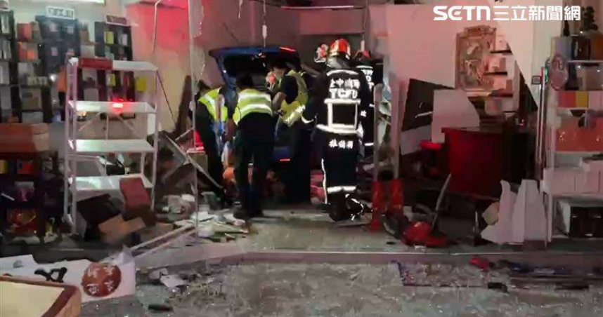 台中轎車失控衝入民宅！80歲婦睡夢中被撞死　倖存兒目睹母親裹白布