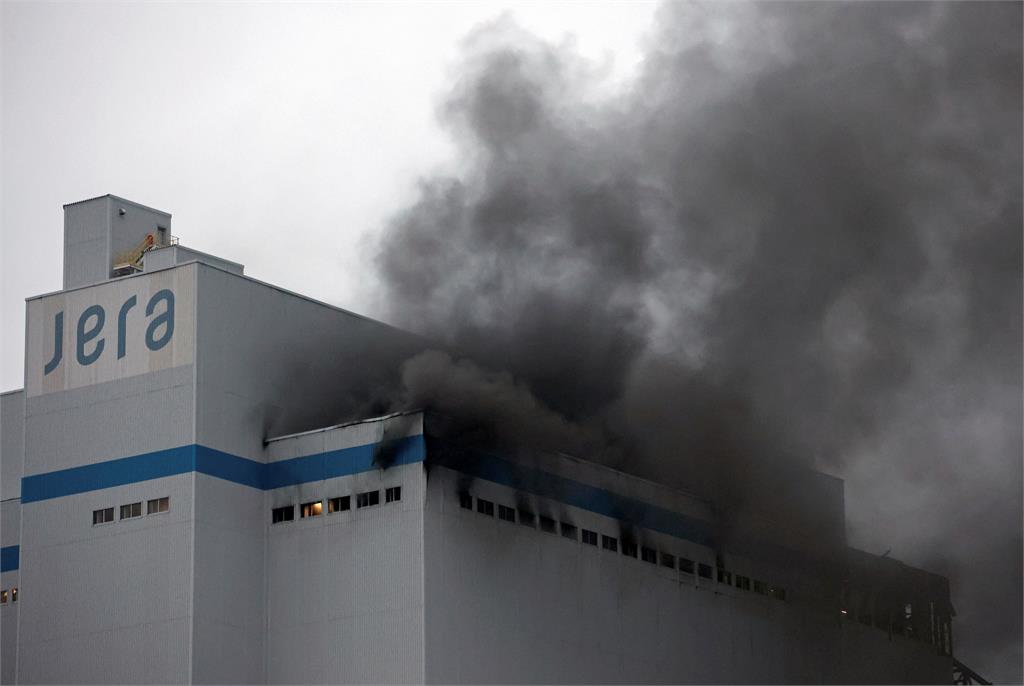 日本愛知火力發電廠爆炸起火　濃煙直衝屋頂掀翻