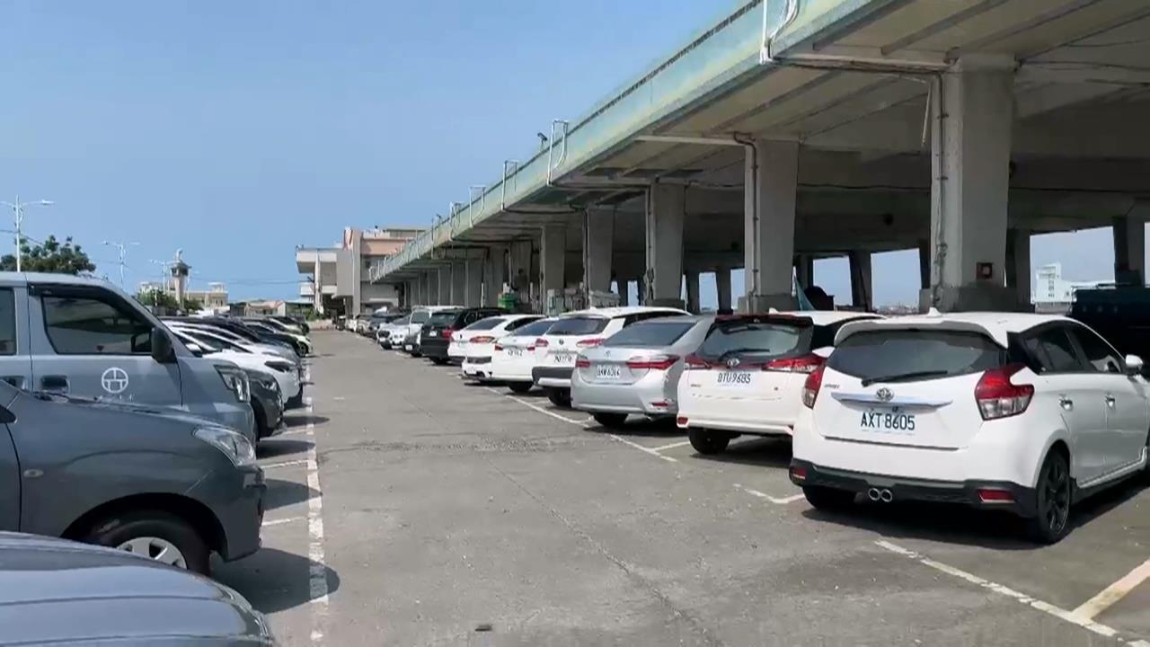 東港華僑市場停車場"禁停過夜" 愛車停放疑遭故意刮花